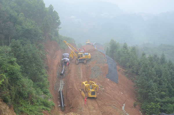 中石油管道局研制山地施工装备攻克西三东大角度斜坡